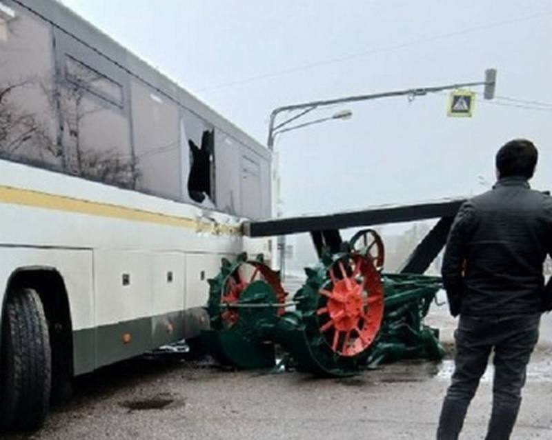 В Подмосковье случилось ДТП с историческим оттенком В подмосковных Бронницах произошла курьезная авария пассажирский автобус столкнулся с памятником трактору По всей видимости водитель потерял контроль над управлением и врезался в монумент На фотографиях появившихся в Сети видно что автобус зацепил трактор Универсал 2 ВТЗ когда пытался развернуться В результате столкновения пострадали оба участника автобус получил вмятину а трактор слетел с постамента и перевернулся Были ли в автобусе пассажиры в момент происшествия не уточняется Причины приведшие к этой необычной аварии будут устанавливать соответствующие службы