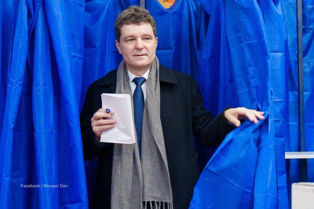 Жители Бухареста сегодня выбирают нового мэра на внеочередных выборах организованных после того как бывший глава румынской столицы Никушор Дан стал президентом Румынии На участках для голосования ждут примерно 1 8 млн избирателей