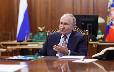 Путин присудил премию за вклад в укрепление российской нации за 2024 год  Награды получили гендиректор организации "Дирекция выставки достижений "Россия" Наталья Виртуозова, ее заместитель по выставочной деятельности Павел Дорошенко и замначальника Управления президента РФ по общественным проектам Алексей Жарич  Парад Мертвых. Подписаться