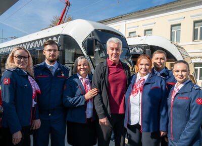 Москва открыто движение по новой трамвайной ветке города Мэр Москвы Сергей Собянин запустил движение нового маршрута 90 на первой в России трамвайной линии без контактной сети на проспекте Академика Сахарова с трамваями нового поколения с автономным ходом передает корреспондент Агентства городских новостей Москва Сегодня хорошее событие в мире трамвайного сообщения построена новая ветка трамвая прямо по проспекту Сахарова в центре города Сама по себе она может быть небольшая 2 км но очень важная Почему очень важная С помощью этой линии удалось соединить Павелецкий вокзал с площадью трех вокзалов сказал Собянин Кроме того как отметил мэр в дальнейшем до конца 2025 года будет запущен один из маршрутов Московских трамвайных диаметров протяженностью 27 км а в 2026 году еще один маршрут в 30 км То есть в Москве появляются диаметральные маршруты которые проходят через центр города добавил Собянин Он также рассказал что для запуска линии на проспекте Академика Сахарова понадобился новый тип трамвая так как на этом участке нет тяговых подстанций Нужен был трамвай с автономным ходом Такой трамвай тоже создан Сегодня будет запущен Это односекционный трамвай До конца года будет запущены трехсекционные трамваи с автономным ходом которые позволят пройти по центру города сказал Собянин Мэр также сообщил что в ходе строительства новой трамвайной линии был благоустроен проспект Академика Сахарова и близлежащие улицы Как сообщается в материалах пресс службы мэра и правительство Москвы строительство новой трамвайной линии длиной 2 1 км от Чистых прудов до площади трех вокзалов Комсомольской площади позволило организовать на этих улицах новый маршрут общественного транспорта трамвай 90 Метро Сокольники Павелецкий вокзал Его длина 9 км Он соединил четыре железнодорожных вокзала Ярославский Ленинградский Казанский и Павелецкий и 20 станций рельсового каркаса Москвы На маршруте будет работать около 20 односекционных трамваев Львенок Москва российского производства с автономным ходом Ожидается что ежедневно на трамвайном маршруте 90 будет совершаться около 25 тыс поездок В результате запуска нового маршрута более удобные и быстрые варианты ежедневных поездок получили около 300 тыс жителей студентов и работающих в прилегающих к новому маршруту районах Подписаться на наш канал www mskagency ru materials 3507289