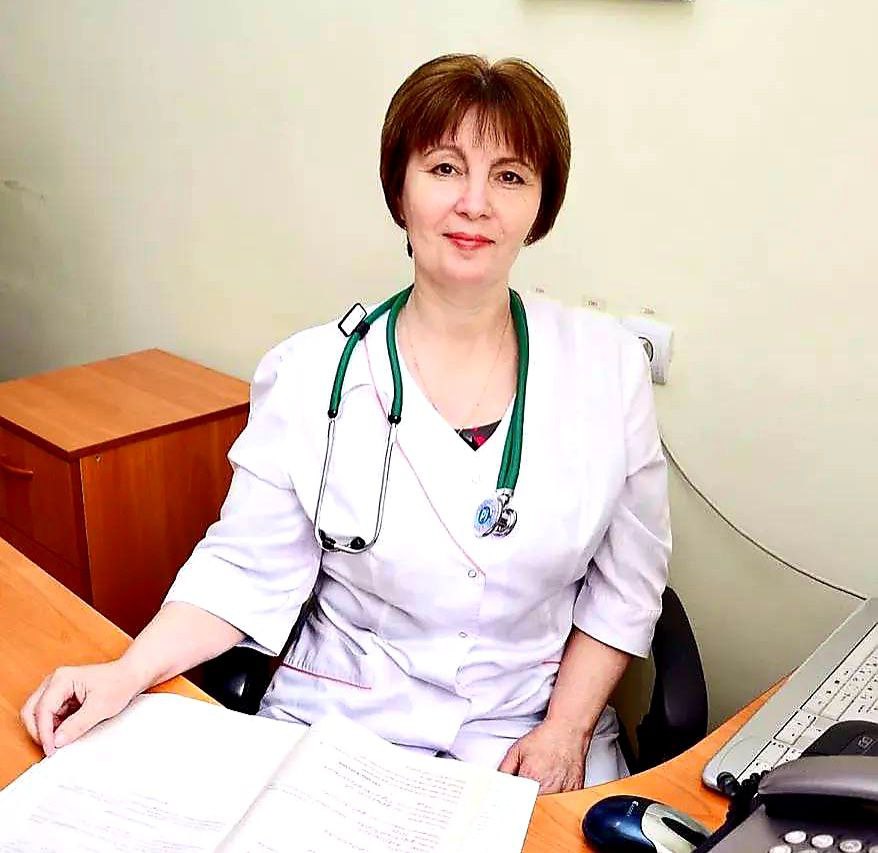 Врач педиатр из Приморья во время рейса Владивосток Москва спасла жизнь пассажирке из КНДР у которой развился анафилактический шок Кореянке стало плохо спустя три часа после вылета Единственным медработником среди пассажиров оказалась Ольга Теберекова которая направлялась в столицу на обследование Состояние девушки стремительно ухудшалось появилось угнетение сознания развился выраженный отёк языка резко снизилось артериальное давление возникли нарушения сердечного ритма Совокупность этих симптомов указывала на развитие анафилактического шока Обстановку осложняли высота полёта более 10 тысяч метров отсутствие связи с землей и языковой барьер сообщили в региональном Минздраве Бортпроводники и другие пассажиры помогали медику Пациентке потребовалось обеспечение венозного доступа экстренное введение адреналина инфузионная терапия и постоянная кислородная поддержка Спустя шесть часов состояние девушки удалось стабилизировать Уже в Шереметьево ее передали бригаде скорой помощи