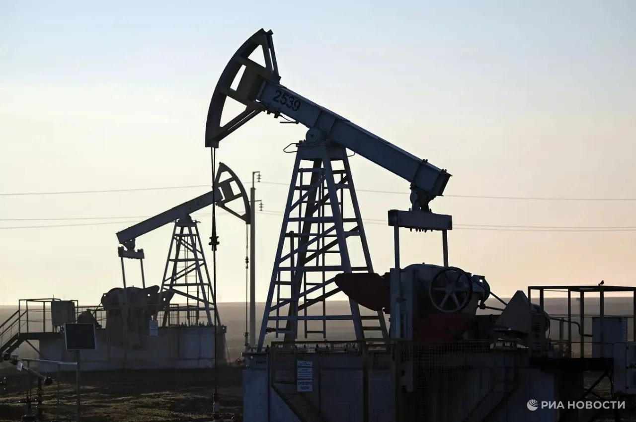 Россия и Китай пришли к достижению договоренности об увеличении поставок нефти в Поднебесную через Казахстан с 10 млн тонн до 12 5 млн в год сейчас идет юридическое оформление сообщил Новак Подписаться на РИА Новости экономика