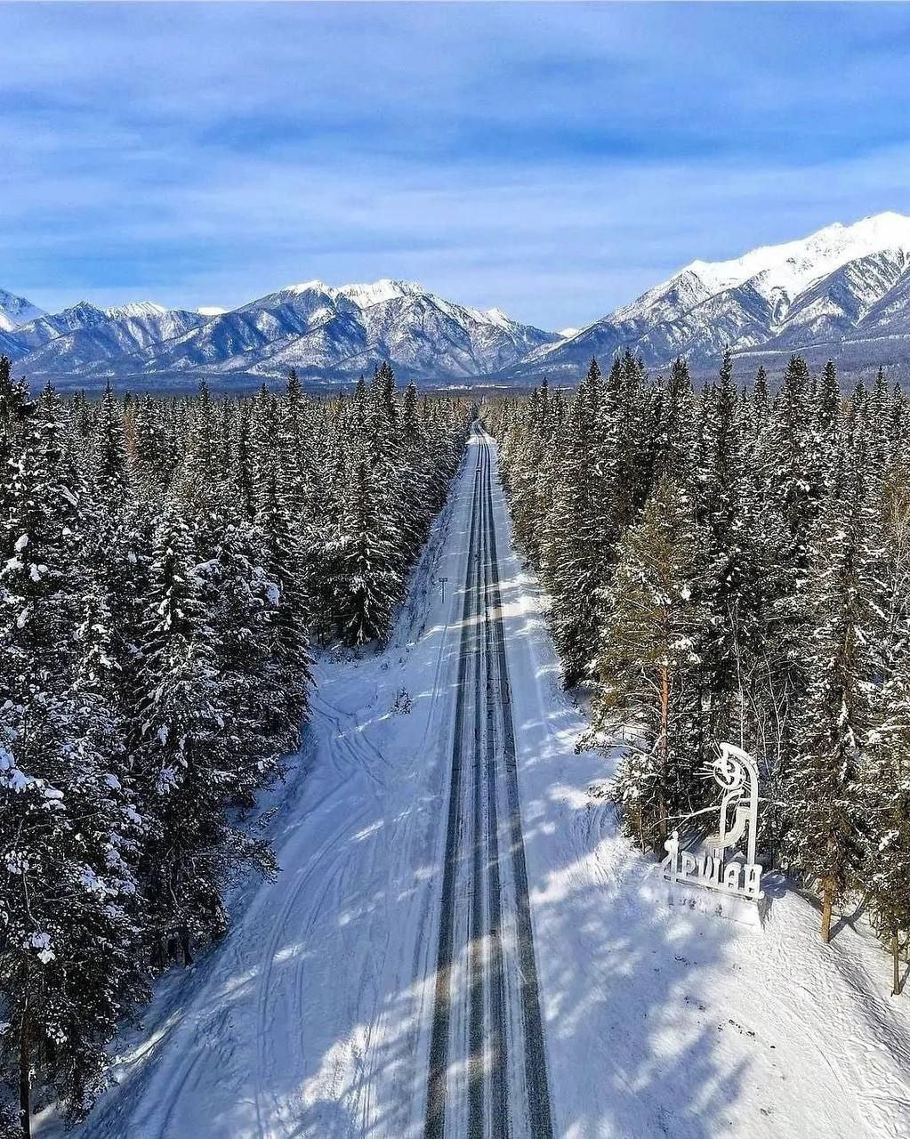 В 2025 году Бурятия и Монголия впервые проверили зверей вдоль своей границы Это прошел первый совместный мониторинг с государственными инспекторами Хубсугульского национального парка Монголия охвативший обе стороны российско монгольской границы Подтверждено присутствие 4 снежных барсов являющихся частью устойчивой восточно саянской группировки Популяция сибирского горного козла стабильна показало исследование Среди редких птиц отмечены орёл карлик большой подорлик орёл могильник степной орёл орлан белохвост и чёрный гриф причем численность последних трех значительно увеличилась Важным открытием стала первая регистрация орлана долгохвоста Этот редкий пернатый хищник занесённый в Красные книги Российской Федерации и Республики Бурятия ранее никогда не отмечался в пределах охраняемой территории Эти исследования подтверждают высокую природоохранную ценность национального парка и служат основой для дальнейших природоохранных мероприятий отмечают в Нацпарке Новости Бурятии
