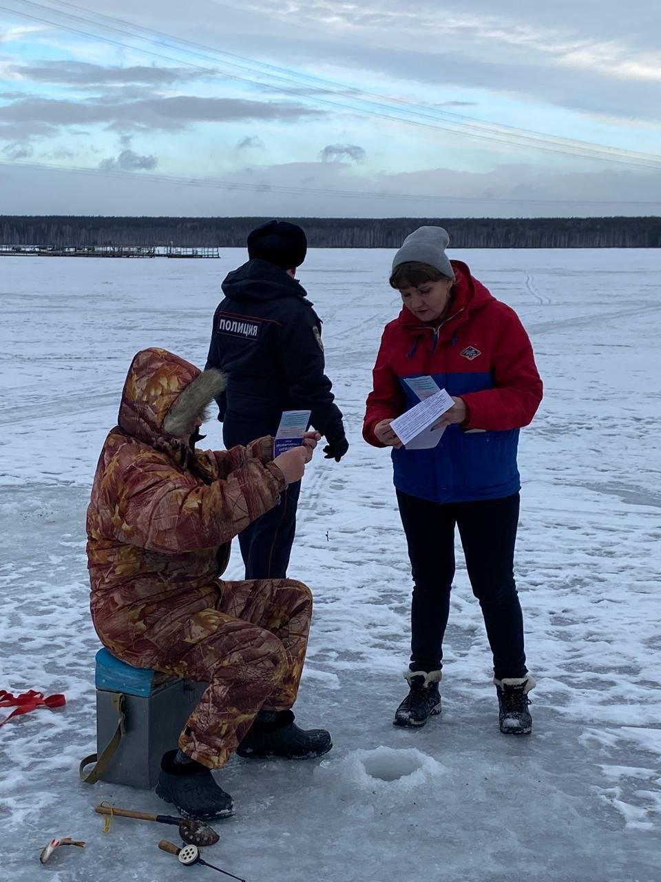 На Шиловском пруду отлавливали непонятливых любителей подлёдной рыбалки.  Правоохранители провели рейд — проверили, как граждане соблюдают запрет на выход на лёд, о котором сообщают знаки на берегу. Нарушители не только были возвращены на берег, но и получили штрафы.    Подписаться   Прислать новость