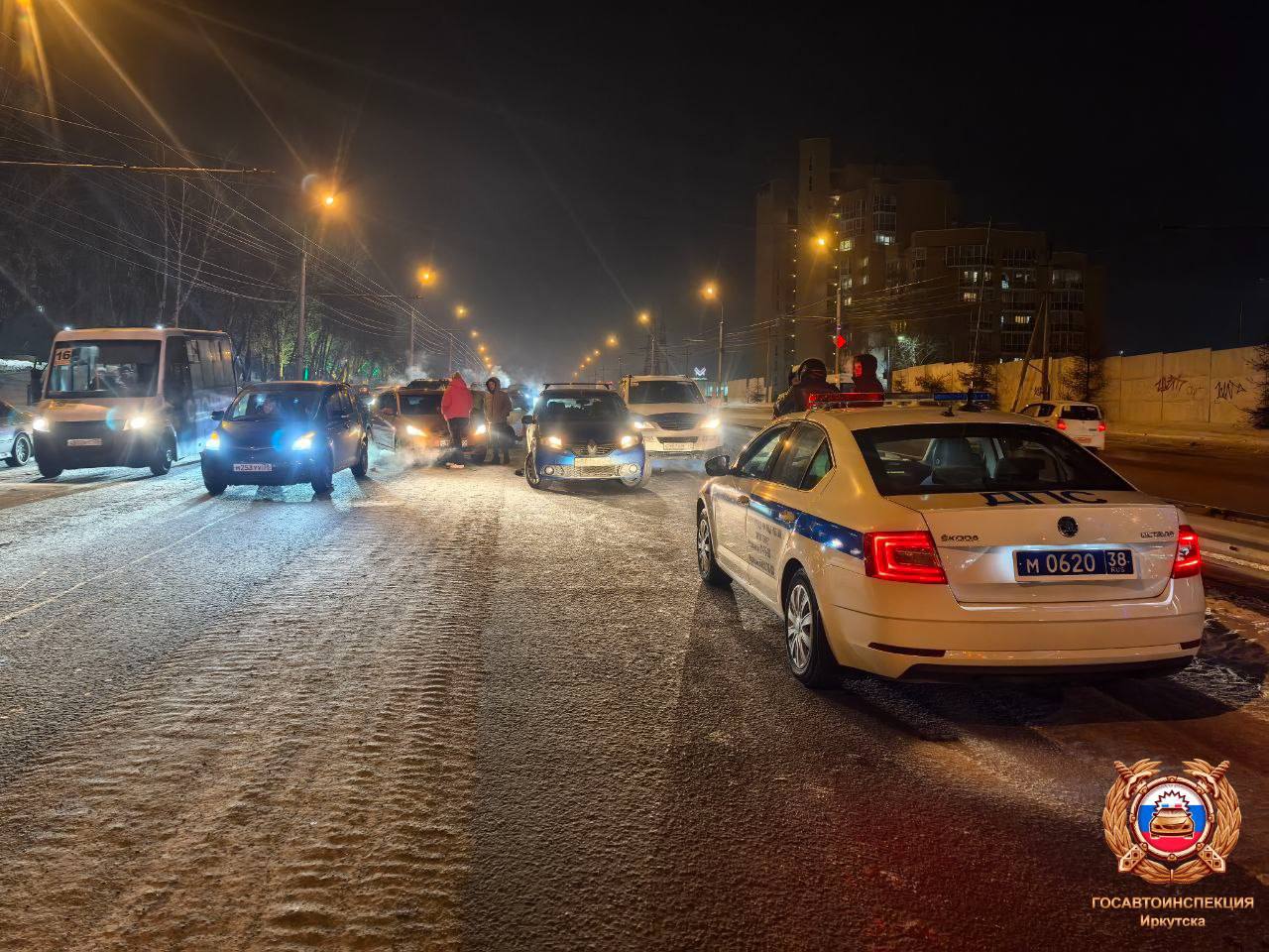 ДТП с участием пяти автомобилей произошло на Байкальской в Иркутске.   Водитель автомашины «Форд Фокус» ехал по улице Байкальской, не справился с управлением  и допустил столкновение с четырьмя авто. А потом  он скрылся с места ДТП.  7-летний пассажир одного из автомобилей был доставлен в больницу.   Полицейскими проводится комплекс мероприятий по установлению личности виновника ДТП.   Если вы стали свидетелем или очевидцем произошедшего, либо имеете какую-либо информацию о личности виновника ДТП, просим вас обратиться по номерам телефонов:  8  3952  21-76-00, 21-76-01 или 02.