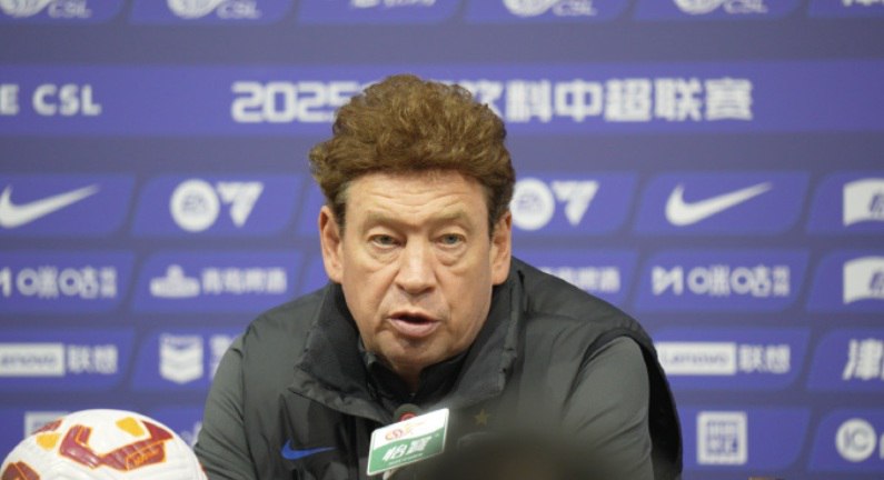 Шанхай Слуцкого завершил сезон в чемпионате Китая на втором месте Футболисты Шанхай Шэньхуа обыграли Тяньцзинь Цзиньмэнь Тайгер со счетом 3 1 в гостевом матче последнего 30 го тура чемпионата Китая и заняли второе место в турнирной таблице В составе победителей голы забили Луис Нлаво 12 я минута У Си 45 8 с пенальти и Андре 77 У проигравших отличился Сыжун Ли 90 1 Шанхай Шэньхуа который возглавляет российский тренер Леонид Слуцкий набрал 64 очка и завершил сезон чемпионата Китая на второй строчке Чемпионом снова стал Шанхай Порт 66 очков победивший в последнем туре Далянь Инбо 1 0 Шанхай Шэньхуа второй год подряд занял второе место в чемпионате Китая В прошлом сезоне команда Слуцкого лидировала перед предпоследним туром но потеряла очки в матче с Шэньчжэнем 2 2 и позволила Шанхай Порт выйти вперед В прошлом сезоне Шанхай Шэньхуа выиграл Суперкубок Китая в нынешнем команда Слуцкого также завоевала Суперкубок Шанхай Шэньхуа Подписаться на РБК Спорт