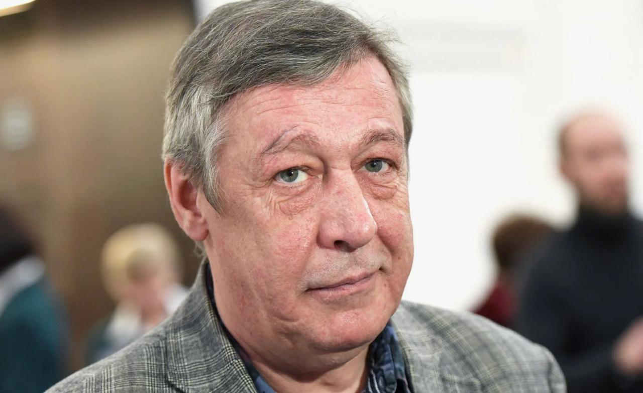 «Простил и подарил»: Ефремов отдал квартиру, за которую раньше воевал  Актер оформил дарственную на московскую трешку семье Громовых – тем самым людям, которых еще недавно хотел выселить, пишут СМИ.  ⏬ Речь о квартире на Олимпийском проспекте, где много лет жил дядя Ефремова. Почти два десятилетия за ним ухаживала именно семья Громовых, и он собирался оставить жилье им. Но Ефремов, еще до заключения, убедил родственника не писать завещание, рассчитывая на продажу квартиры и свою долю – около 15 млн рублей.  После выхода из колонии актер, как утверждают СМИ, пересмотрел взгляды и решил не забирать у людей крышу над головой. Дарственную он оформил лично, оплатил все нотариальные расходы – 50 тыс. рублей.    Громовы, жившие в страхе оказаться на улице, теперь официально стали собственниками жилья. Как думаете, Ефремов правда пересмотрел свои взгляды?  Культурненько — подпишись