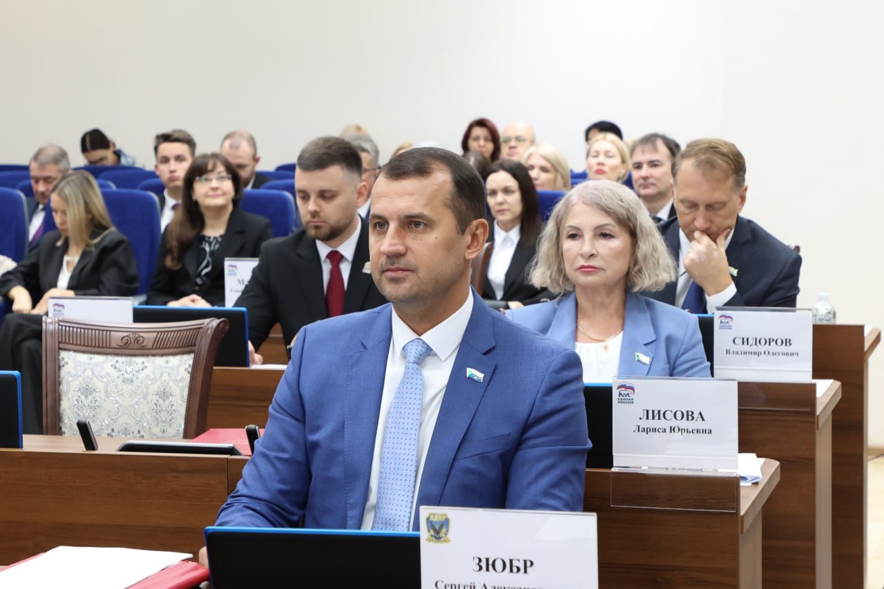 В краевом парламенте обсудили ремонт и содержание гостевого маршрута На очередном заседании Законодательной Думы Хабаровского края поддержали в первом чтении законопроект который перераспределит полномочия между городом и краем по содержанию автодорог включенных в так называемый гостевой Маршрут 1 Этот пилотный проект призван повысить привлекательность административного центра краевой столицы для туристов   Обязанности между мэрией и правительством региона планируется разделить с 1 января по 31 декабря 2026 года Маршрут протяженностью 14 5 км пройдет от международного аэропорта имени Г И Невельского по центральным улицам города до железнодорожного вокзала Хабаровск 1 Планируется благоустройство фасадов зданий культурных и спортивных объектов ремонт тротуаров автобусных остановок светофоров пешеходных переходов По словам министра транспорта и дорожного хозяйства края Константина Кравцова Хабаровскому управлению автомобильных дорог поручено определить затраты и перечень работ на нормативное содержание дорог маршрута с 1 января по 1 июня За шесть месяцев предстоит сформировать краевое учреждение определиться со штатом сотрудников заключить договоры закупить необходимую технику Перераспределение обязанностей в определенной мере позволит администрации г Хабаровска уделить больше внимания остальным городским дорогам