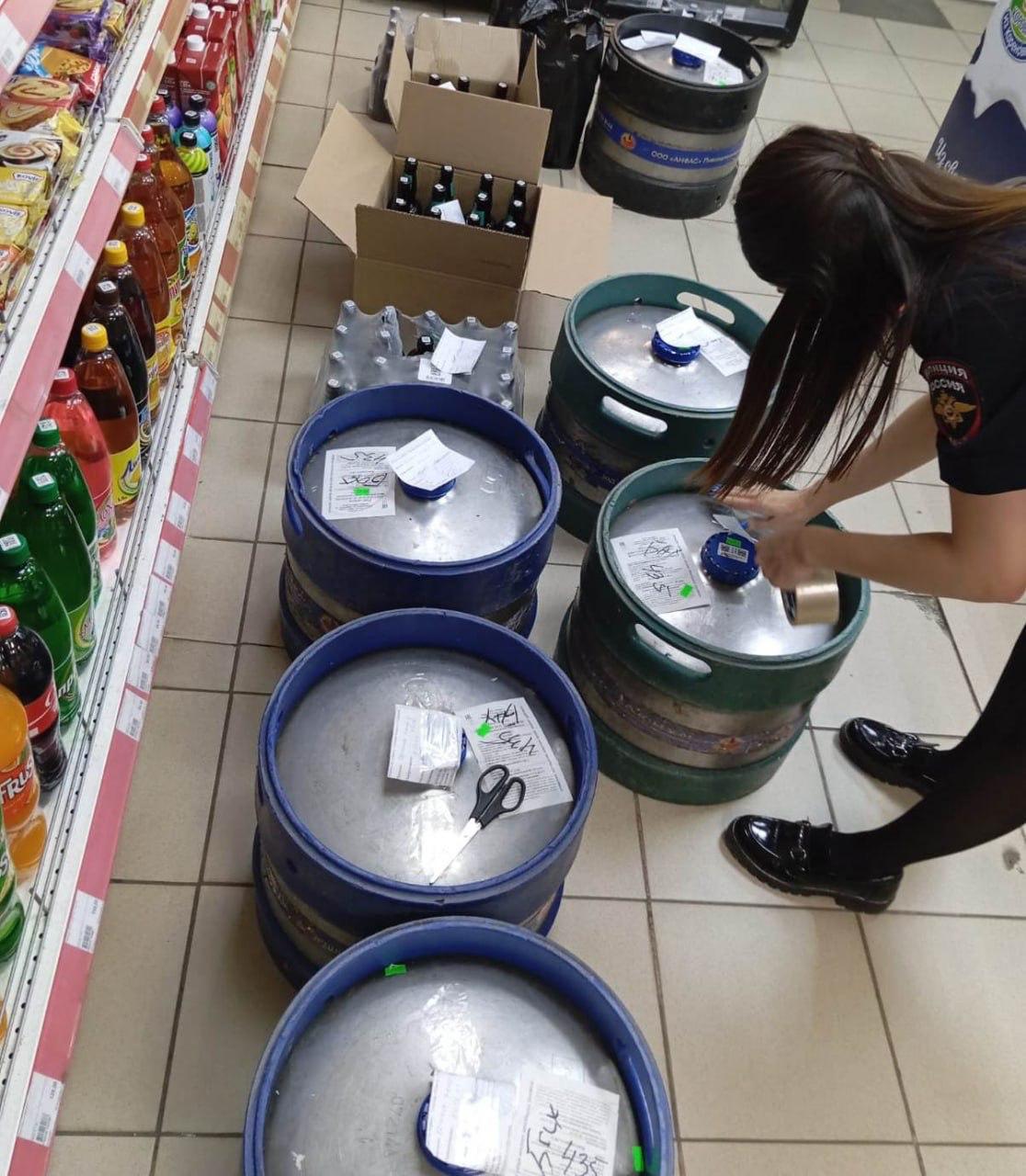 В Стрежевом полиция остановила незаконную продажу алкоголя. В дежурную часть поступила информация о нарушении, и сотрудники сразу выехали в 4 микрорайон. В магазине они нашли больше 200 литров пива без документов, подтверждающих его легальность. Теперь против владельца магазина завели административное дело. Подписаться Прислать нам новость