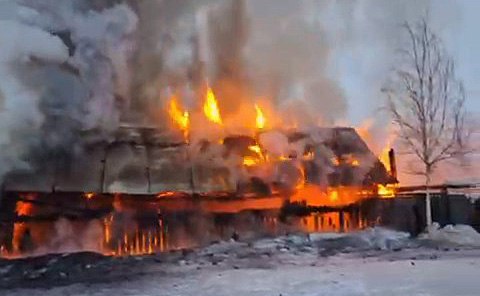 В центре Камчатки сгорели гараж и хозпостройка  видео   В результате ЧП никто не пострадал  Сегодня утром в селе Мильково загорелись два строения. Пожарные за полтора часа справились с возгоранием. Подробности по ссылке: