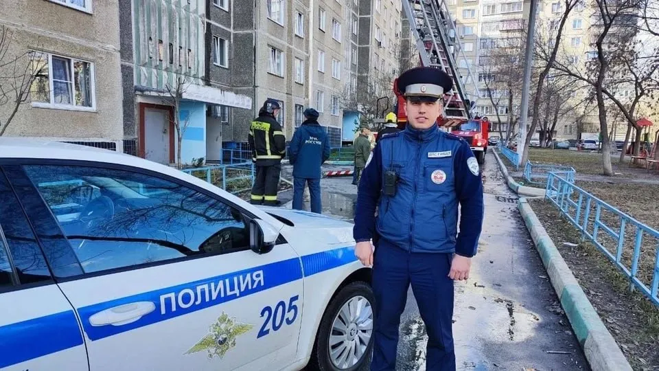 Не прошел мимо челябинский полицейский заметил дым и спас девочку подростка и двух питомцев из огня Сотрудник Госавтоинспекции спас ребенка и домашних животных при пожаре в многоквартирном доме ЧП произошло 7 апреля около 11 50 в Курчатовском районе Командир 2 роты 2 батальона полка дорожно патрульной службы старший лейтенант полиции Андрей Муравьев находился на маршруте патрулирования когда заметил задымление и открытое пламя в окне квартиры на девятом этаже дома 13 по улице Чичерина Полицейский незамедлительно проследовал к месту происшествия Прибыв на место старший лейтенант вызвал бригаду скорой помощи и присоединился к сотрудникам МЧС оказывая содействие в эвакуации жильцов Из горящей квартиры инспектор вывел девочку подростка а также вынес собаку породы лабрадор и кошку   Подписаться на chelkp Мы в MAX
