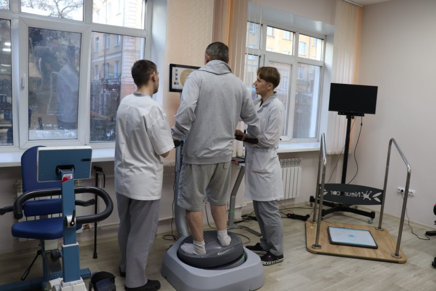 В кемеровский Диагностический центр имени И А Колпинского поступило 20 единиц оборудования для реабилитации Оно закуплено по региональной программе Оптимальная для восстановления здоровья медицинская реабилитация нацпроекта Продолжительная и активная жизнь В числе поступившего оборудования тренажеры для разработки верхних и нижних конечностей стабилометрический комплекс для восстановления координации и коррекции осанки Интерактивный тренажер с биологической обратной связью предназначен для функциональной терапии пальцев и кистей рук а также лучезапястного сустава С его помощью можно разрабатывать верхние конечности при неврологических заболеваниях болезнях опорно двигательного аппарата после травм и операций Четыре независимых дисплея дают возможность одновременно тренироваться четырем пациентам   kuzzbas ru news society 77346 html
