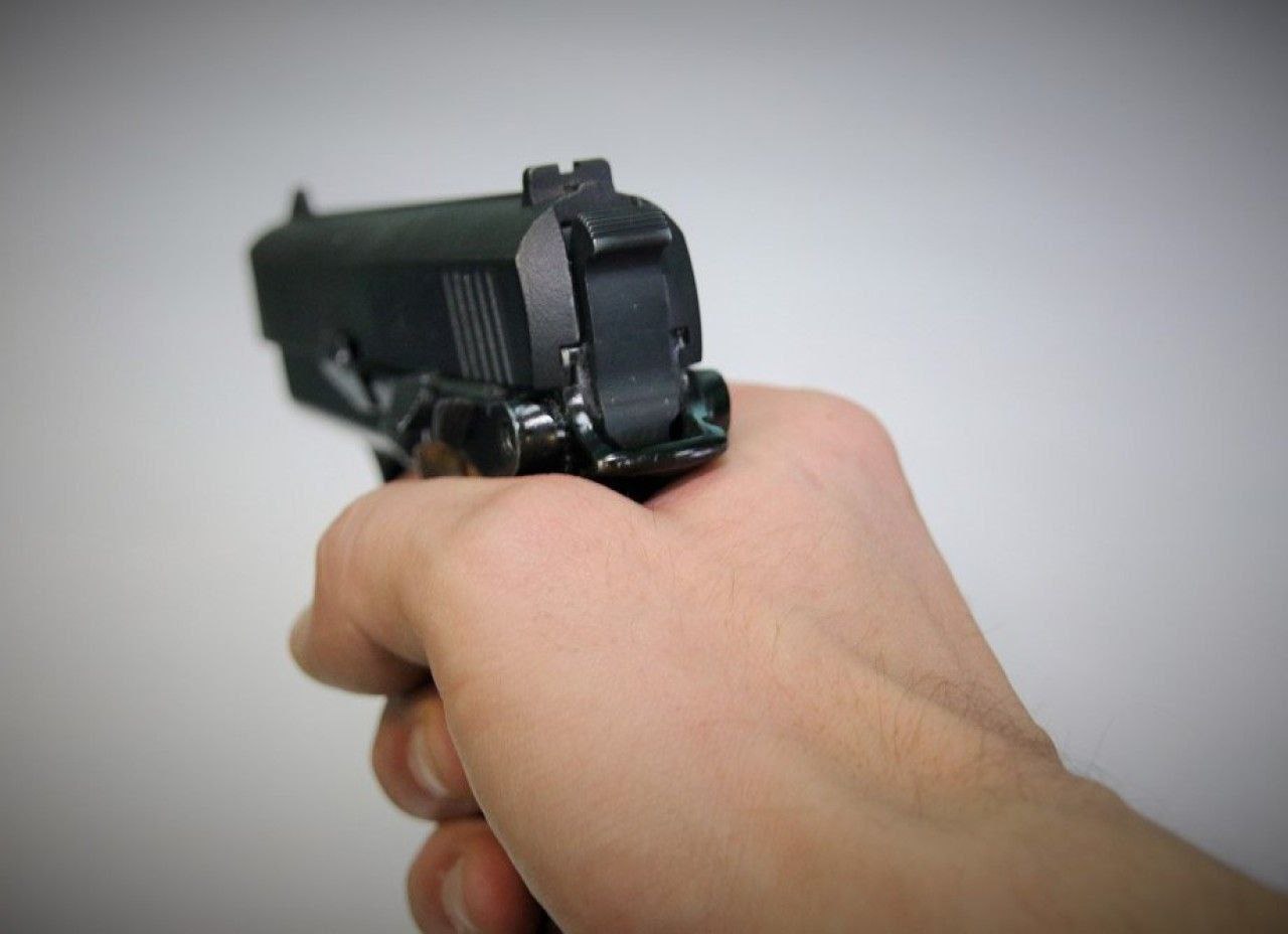 Охотник случайно застрелил знакомого в Хасанском районе Следственный комитет по Приморскому краю возбудил уголовное дело в отношении 48 летнего местного жителя Его подозревают в причинении смерти по неосторожности во время охоты ч 1 ст 109 УК РФ Инцидент произошёл 13 декабря на территории охотничьих угодий вблизи садового товарищества Мир По предварительным данным подозреваемый из за неосторожного обращения с оружием произвёл выстрел в сторону другого охотника Пострадавший получил смертельное ранение и скончался на месте Сейчас следователи устанавливают все обстоятельства случившегося Оружие и документы на него изъяты назначен комплекс судебных экспертиз Deitaru