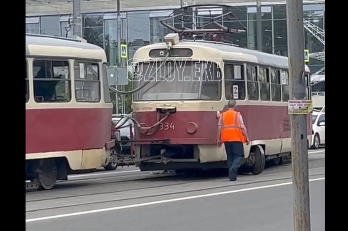 В центре Екатеринбурга трамвай сошёл с рельсов В центре Екатеринбурга на Московской трамвай сошёл с рельсов. Об этом сообщил телеграм-канал zloy_ekb. — У Дворца молодежи трамвай №10 сошёл с рельсов. Пытаются поставить обратно, — рассказал местный житель Ura.Ru. На месте работает аварийная служба. В Гортрансе не смогли назвать причины происшествия.