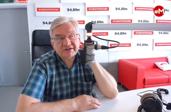 Алексей Зубец исключил возможность исчезновения наличных денег из оборота в России  В некоторых регионах страны нет интернета.  Об этом директор Института социально-экономических исследований сообщил в эфире радиостанции «Говорит Москва».  Нет, не исчезнут [наличные — прим. ГМ], это совершенно очевидно. Потому что в нашей стране полно мест, где просто нет интернета. Как они будут покупать себе продукты? Если запретить наличные рубли, люди будут рассчитываться наличными евро, юанями, чем угодно. С какой стати правительству и Центробанку лишаться такого инструмента как наличные деньги. Чтобы все на золотые монеты перешли?