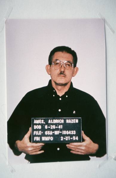 В тюрьме штата Мэриленд в возрасте 84 лет умер Олдрич Эймс сообщает CBS News со ссылкой на представителя ФБР Бывший агент ЦРУ в 1994 году был признан виновным в шпионаже в пользу СССР и приговорен к пожизненному заключению Эймс считается одним из самых эффективных завербованных СССР сотрудников американских спецслужб С 1962 года он работал в ЦРУ и специализировался на советском направлении Как позже он признался следователям в 1985 году Эймс добровольно пришел в посольство СССР в Вашингтоне и предложил свои услуги За следующие несколько лет сотрудничества с советскими а позже и с российскими спецслужбами Эймс выдал имена как минимум десяти агентов западной разведки завербованных в КГБ а также секретную информацию связанную с тайными операциями ЦРУ на территории СССР Фото Jeffrey Markowitz Sygma via Getty Images РБК в Telegram и MAX