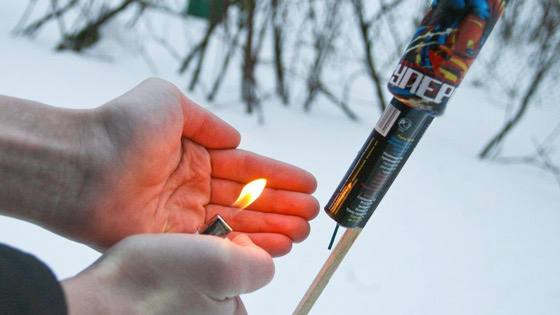 В Узбекистане законодательно ограничен оборот пиротехнических изделий На одиннадцатом пленарном заседании Сената Олий Мажлиса рассмотрен и одобрен Закон Об обороте пиротехнических изделий направленный на усиление контроля за ввозом хранением и использованием пиротехники в стране Что изменится впервые на законодательном уровне дано определение понятию пиротехнические изделия изделия разделены по классам опасности I V определён свободный и ограниченный оборот таких изделий   В свободном обращении разрешены только изделия I класса опасности это бенгальские огни настольные фонтаны и хлопушки с радиусом опасной зоны до 0 5 метра Полностью запрещён оборот пиротехники II V классов опасности включая петарды и уличные фонтаны Их использование разрешается только оборонным предприятиям и при организации официальных фейерверков   Государственный контроль за оборотом пиротехнических изделий будет осуществляться Национальной гвардией а также органами внутренних дел и таможни В Кодексе об административных правонарушениях усиливаются санкции штраф за незаконное использование пиротехники повышен до 25 базовых расчётных величин Подпишитесь и следите за актуальными новостями на нашем канале   telegram me joinchat AAAAAEEdc qam7052mnXKA