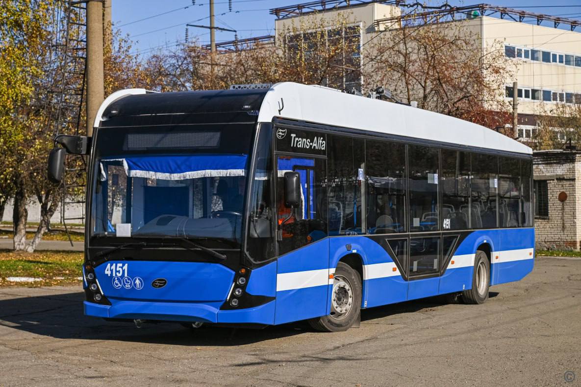 Барнаул вложит миллионы рублей в развитие общественного транспорта С 2025 по 2030 годы в Барнауле проведут модернизацию трамвайных путей и контактной сети троллейбусов а также приобретут новую технику включая и автобусы В частности краевая столица в 2025 2026 должна обзавестись новыми четырехосными трамваями а также троллейбусами наконец то город будет выглядеть современно а не как музей 90 х Прислать новость Barnaul 22 в MAX Участвуй в РОЗЫГРЫШЕ Фото Barnaul org