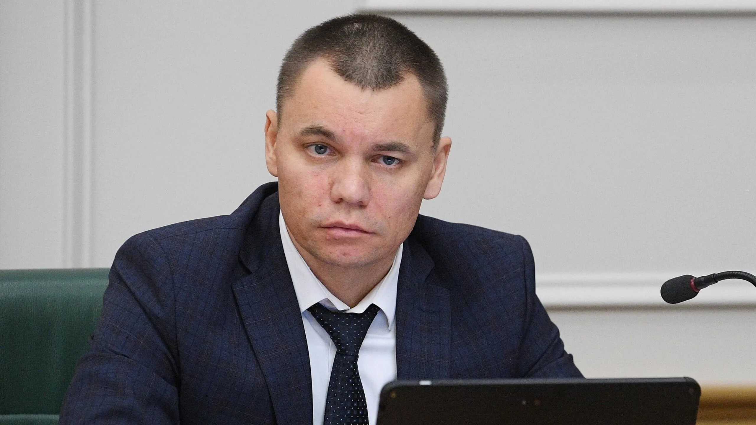 Премьер министр РФ Михаил Мишустин подписал распоряжение согласно которому служба замглавы Минцифры Андрея Заренина временно приостанавливается в связи с его уходом на военную службу соответствующий документ размещен на сайте официального опубликования правовых актов Заренин заключил контракт на прохождение службы в добровольческом отряде Барс Курск он возглавит направление БПЛА сообщал ранее в апреле губернатор региона Александр Хинштейн Приостановить федеральную государственную гражданскую службу заместителя Министра цифрового развития связи и массовых коммуникаций Российской Федерации Заренина Андрея Александровича в соответствии с пунктом 2 статьи 121 Федерального закона О системе государственной службы Российской Федерации говорится в документе