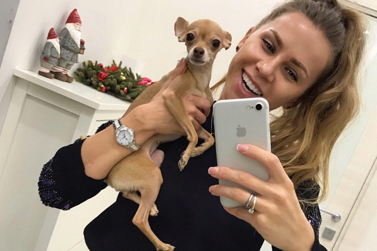 Блогера Лизу Миллер Елизавету Батюту подозревают в уклонении от уплаты налогов на сумму свыше 130 млн рублей сообщили в Следственном комитете В отношении нее возбудили уголовное дело по статье о легализации денежных средств в особо крупном размере По данным ведомства блогер находится за пределами России Следователи столичного СК в ближайшее время планируют заочно предъявить ей обвинение и объявить в розыск отметили в Следственном комитете vk com Лиза Миллер Подпишитесь на Ведомости