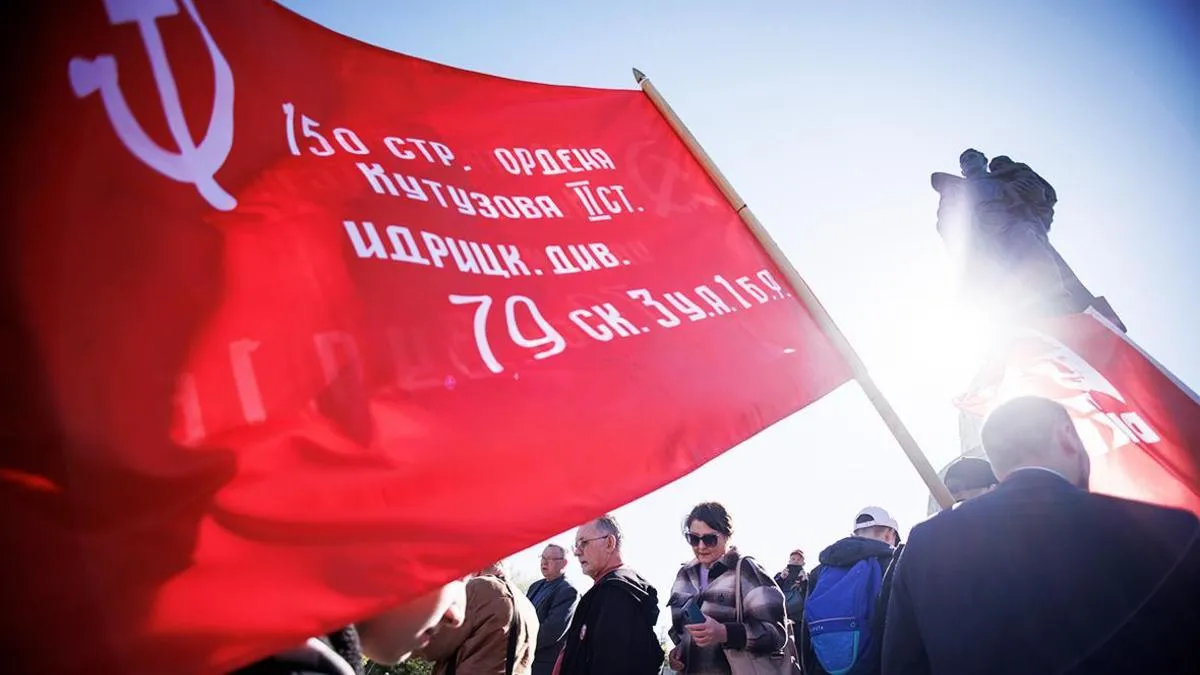 Россия построит кампус имени Ельцина в Киргизии за 15 млрд рублей Госдума на заседании во вторник ратифицировала соглашение между правительством РФ и кабинетом министров Киргизии об условиях строительства кампуса Кыргызско Российского Славянского университета имени первого президента РФ Бориса Ельцина пишет interfax russia ru   telegra ph Rossiya postroit kampus imeni Elcina v Kirgizii za 15 mlrd rublej 04 24