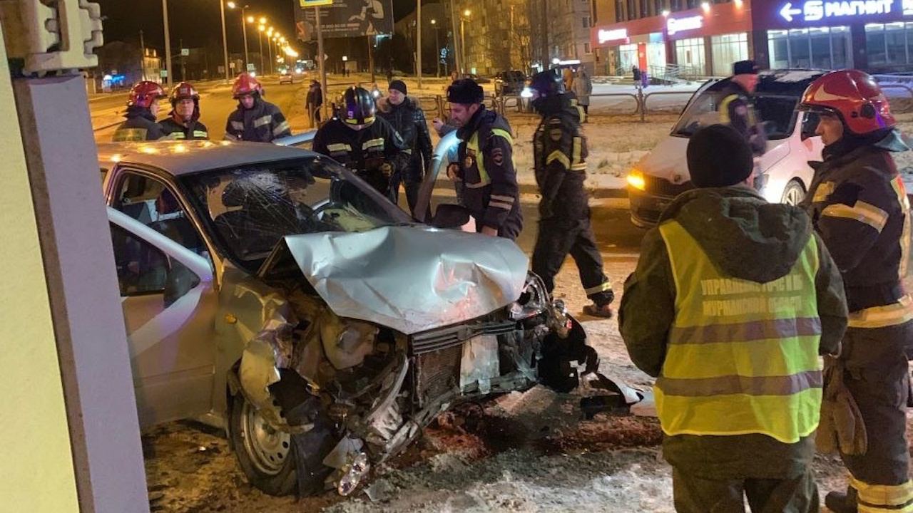 Три человека пострадали в ДТП в Апатитах  Автомобили "Лада Калина" и Skoda Rapid не поделили дорогу возле дома №5 по улице Жемчужной . По информации Управления по ГОЧС и ПБ Мурманской области, пожарные и спасатели, прибыв на место аварии, оградили его и отключили у обеих машин аккумуляторы. Сотрудники Госавтоинспекции устанавливают причины ДТП.  Фото: профессиональная аварийно-спасательная служба Апатитов    Подпишись — Вести Мурман