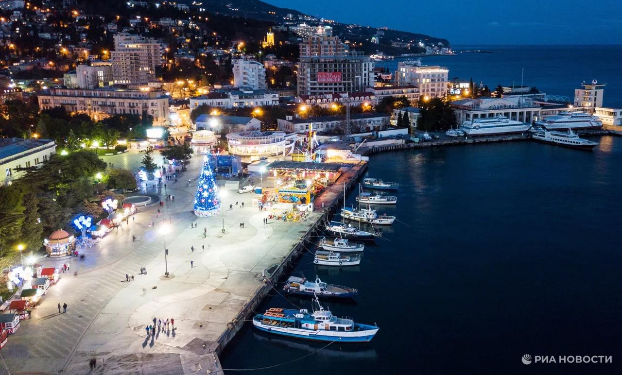 Россияне активнее бронируют новогодние туры в Крым По данным АТОР спрос на поездки на январские праздники вырос на 10 20 по сравнению с прошлым годом Самые популярные направления Ялта Алушта Евпатория и Севастополь а также курорты Большой Ялты Гурзуф Гаспра Форос и Кореиз Туристы чаще выбирают 3 звездочные отели с полным пансионом и санатории среднего ценового сегмента Цены на проживание на Новый год выросли в среднем на 10 15 Самый дорогой отдых на Южном берегу Крыма более доступные варианты на востоке и западе полуострова tipical vizovik