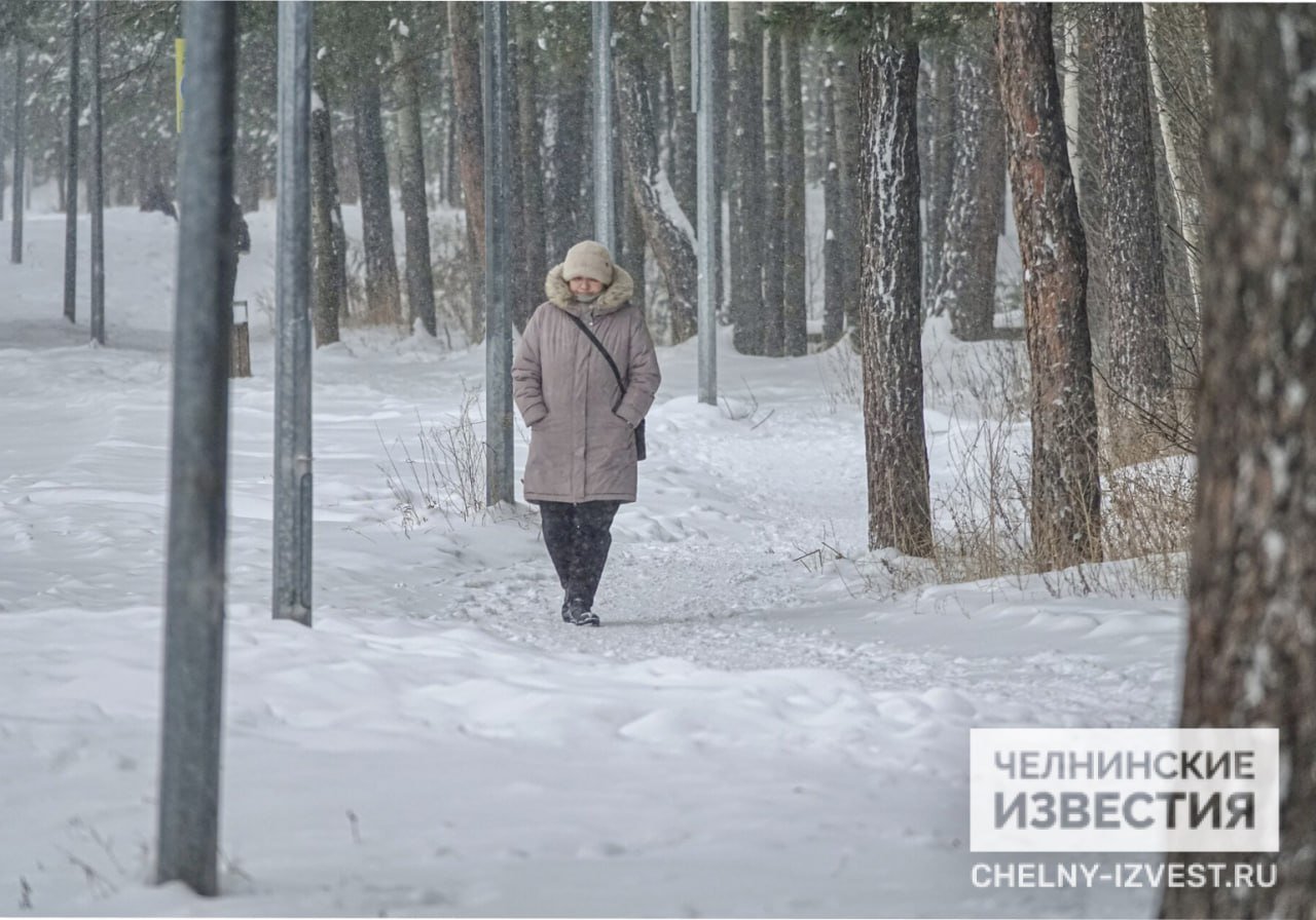 Метели и гололед: к выходным Гидрометцентр обещает ухудшение погоды в Татарстане  В прошедшие дни Татарстан находился под влиянием западных циклонов и их атмосферных фронтов. В ночь на 20 декабря республика окажется в гребне антициклона – осадков не ожидается, местами возможен туман, температура понизится от -11 до -16 градусов. Днем прогнозируется от -6 до -11 градусов, небольшой снег, мокрый снег, возможна слабая метель и гололед.   Подробности - в материале на сайте "Челнинских известий"