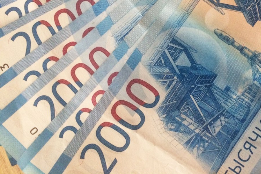 Астраханская прокуратура помогла пенсионеру получить 4 3 млн рублей за аварийную квартиру Прокуратура Кировского района Астрахани провела проверку исполнения жилищного законодательства и выявила нарушения в отношении пенсионера владевшего квартирой в многоквартирном доме на улице Наташи Качуевской Дом признан аварийным и подлежащим сносу ещё в 2020 году однако местная администрация долгое время не выплачивала мужчине выкупную стоимость жилья В связи с этим прокуратура внесла представление в орган местного самоуправления После прокурорского вмешательства заявителю наконец выплатили более 4 3 млн рублей