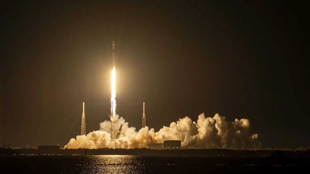 SpaceX установила новый рекорд многоразовости в ходе 500-го запуска Falcon 9 SpaceX провела 500-й запуск ракеты Falcon 9, установив новый рекорд по повторному использованию одной и той же первой ступени — она вернулась на платформу в океане уже в 29-й раз. Ракета вывела на орбиту 27 спутников Starlink, увеличив их общее число до более чем 7900. Falcon 9 остаётся самой часто запускаемой ракетой в истории США.