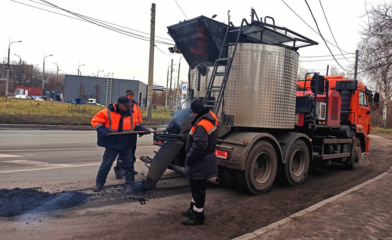 В Нижнем Новгороде с начала года ямочный ремонт выполнили на площади более 160 тысяч квадратных метров  Автопарки муниципальных дорожных предприятий пополнились новой техникой, предназначенной для укладки асфальта: патчер, рециклеры, шовнарезчики и катки. Недавно поступил термос-бункер на базе комбинированной дорожной машины, позволяющий выполнять ремонт литым асфальтом.    Нижегородская Стрелка Z Подпишись