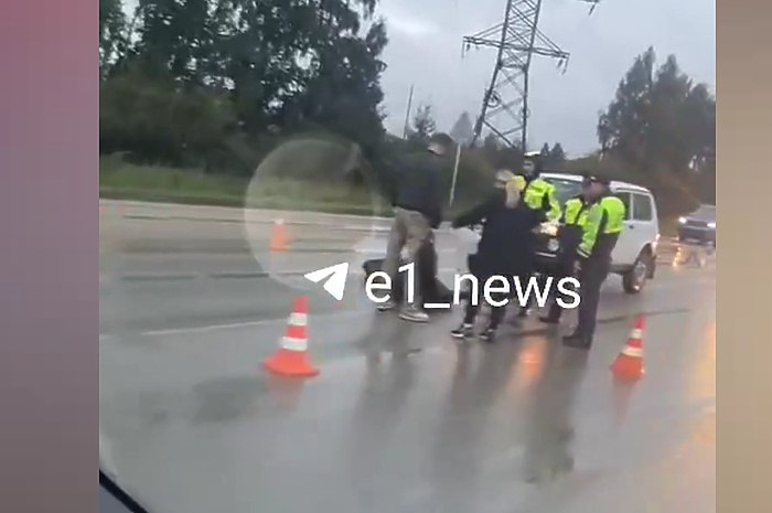 На трассе под Екатеринбургом насмерть сбили мужчину Этим утром на Полевском тракте в районе поворота на поселок Шабровский Нива сбила насмерть пешехода У машины труп рассказала порталу E1 RU свидетельница происшествия На место инцидента работают госавтоинспекторы там стоят три машины с включенными мигалками В ГИБДД Екатеринбурга уточнили что мужчина перебегал дорогу в неположенном месте и попал под колёса машины Он скончался на месте uralweb ru