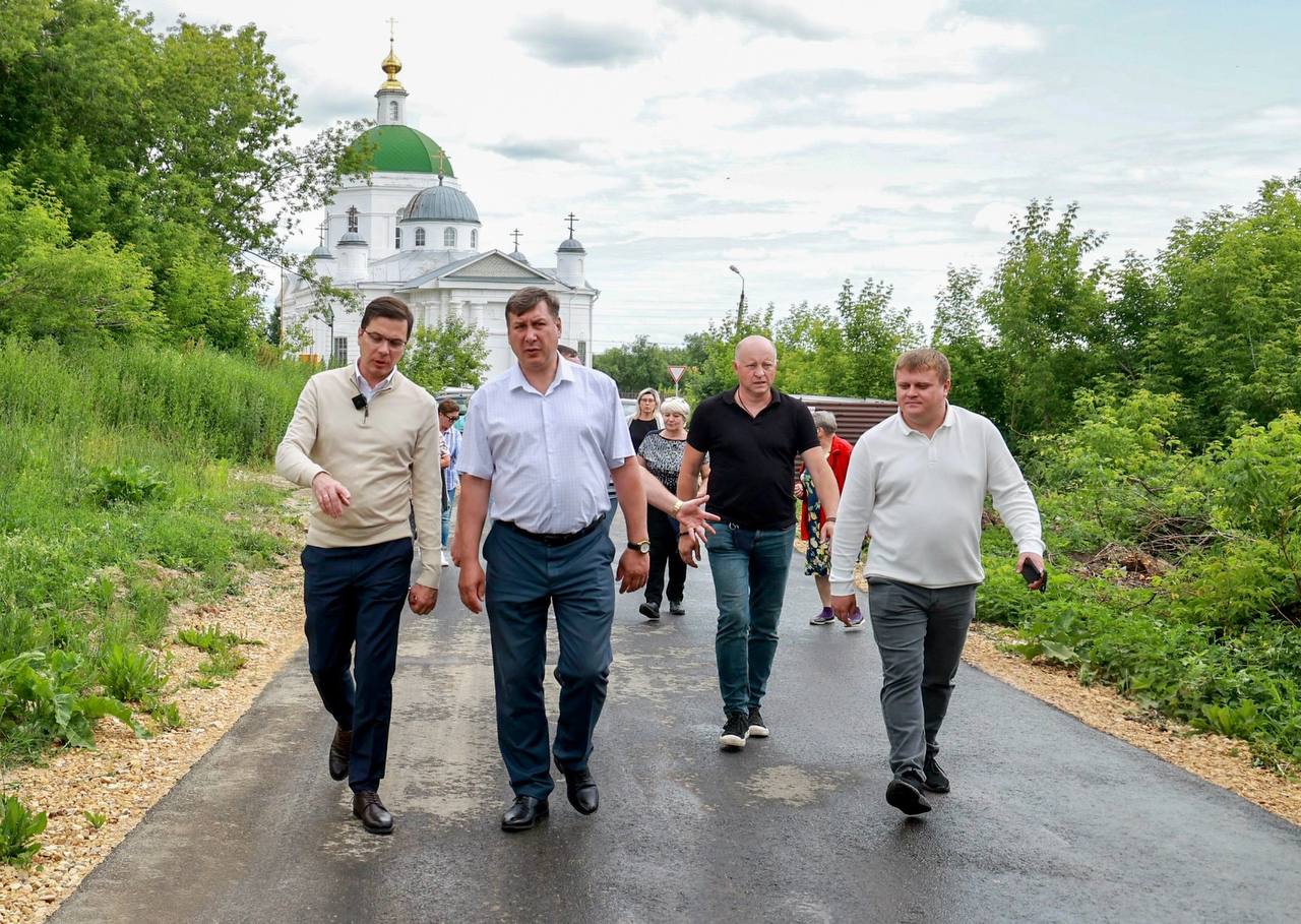 Мэр Нижнего Новгорода Юрий Шалабаев посетил село Шелокша Кстовского района. Там одним из первых сдали объект по программе «Вам решать!» — дорогу на улице Тепличной, которая заменила разбитое покрытие от церкви Пресвятой Живоначальной Троицы до местного кладбища. Жители села участвовали в софинансировании проекта и по итогу остались довольны результатом. Как сообщил Шалабаев, новые дороги по проекту «Вам решать!» появятся и в деревнях Анкудиновка, Утечино, Слопинец и Лапшлей, в селах Большое Мокрое, Варварское и в старой части Кстова.