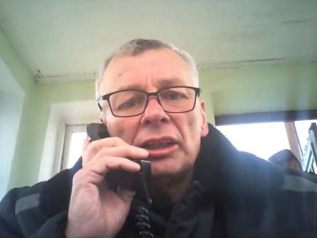 Михаил Кригер вернулся на мокрую голодовку Активист из Москвы Михаил Кригер 29 й день ведет голодовку в колонии Близкие политзаключенного сообщили что он вернулся на мокрую голодовку стал пить воду и чай Начинать есть Кригер не планирует У мужчины сохраняется стабильное давление его сатурация в норме Михаил передавал всем привет просил не волноваться за него со здоровьем все хорошо умирать не собирается будем жить передают в группе поддержки политзаключенного Михаил Кригер держит голодовку с 25 сентября в ИК 5 поселка Нарышкино Орловской области из за регулярных помещений его в ШИЗО Заключенный отказался от пищи до тех пор пока администрация не вернет его в основной барак 11 октября Кригер отказался от воды из за срыва свидания с дочерью После этого он был на свидании с братом и встречался с адвокатом