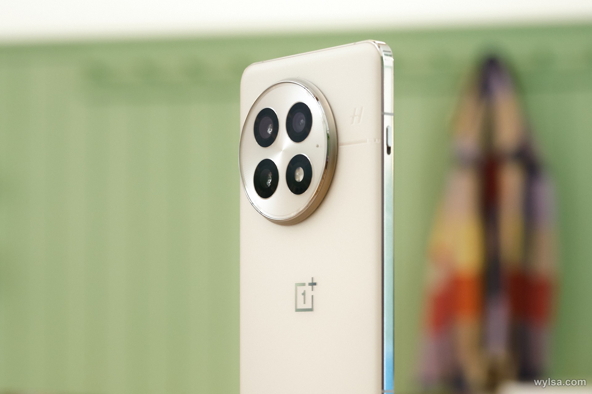 OnePlus на протяжении пяти месяцев отказывалась устранять дыру в безопасности OxygenOS Эксперт по кибербезопасности Калум Хаттон из Rapid7 обнаружил критическую уязвимость позволяющую приложениям получить полный доступ к СМС переписке владельцев смартфонов OnePlus без разрешения пользователя Баг удалось воспроизвести практически на всех современных версиях операционной системы начиная с OxygenOS 12 Хаттон обнаружил дыру в безопасности ещё в мае после чего сразу предпринял несколько попыток связаться с OnePlus направив несколько писем по электронной почте и постучавшись в поддержку однако компания никак не отреагировала на его обращения Не получив никакого ответа Rapid7 приняла решение опубликовать подробный отчёт об уязвимости вместе с детальной инструкцией по её воспроизведению после чего OnePlus немедленно признала проблему и пообещала исправить уязвимость ближайшим обновлением Оно правда упадёт на актуальные смартфоны не раньше середины октября а до тех пор эксперты Rapid7 рекомендуют владельцам OnePlus не устанавливать подозрительные приложения из неизвестных источников Автор Павел Урлапов