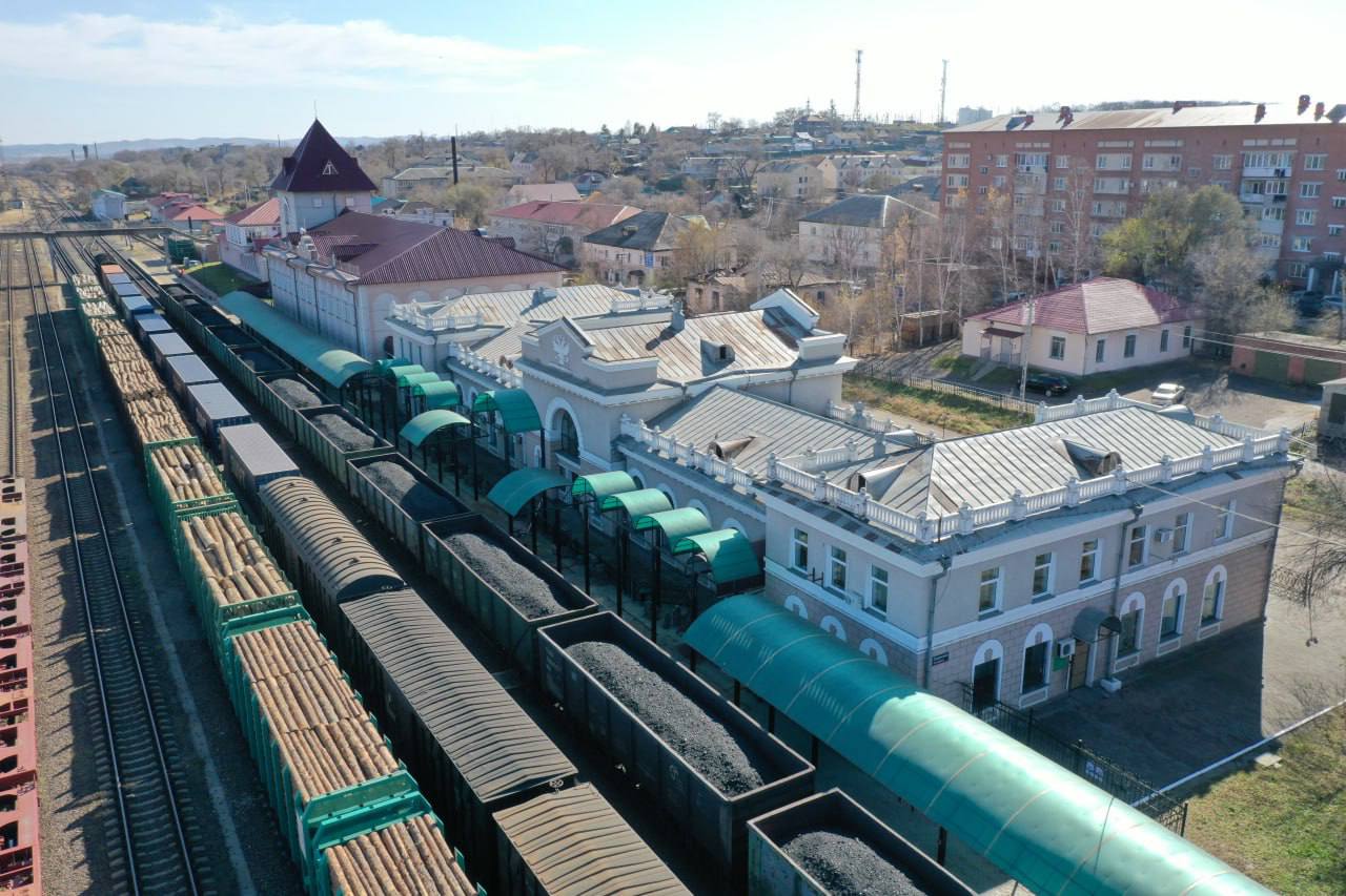 Увеличили грузоперевозки через пограничные переходы на 1,5% в январе-апреле Перевезли через пограничные переходы в экспортно-импортном сообщении 6,1 млн тонн различных грузов +1,5% . Гродеково РФ — Суйфэньхэ КНР На экспорт отправили почти 2,9 млн тонн +6,9% . В том числе: 1,5 млн тонн угля рост почти в 1,3 раза 541,9 тыс. тонн металлической руды рост в 1,8 раза . Камышовая РФ — Хуньчунь КНР На экспорт отправили 779,7 тыс. тонн -37,2% . В импортном направлении ввезли 32,8 тыс. тонн грузов рост в 1,4 раза , большая часть в контейнерах — 31,1 тыс. тонн рост в 1,8 раза . Нижнеленинское РФ — Тунцзян КНР На экспорт отправили 1,9 млн тонн +10,5% . В том числе: 1,2 млн тонн угля +5,3% 666 тыс. тонн руды +22,9% .