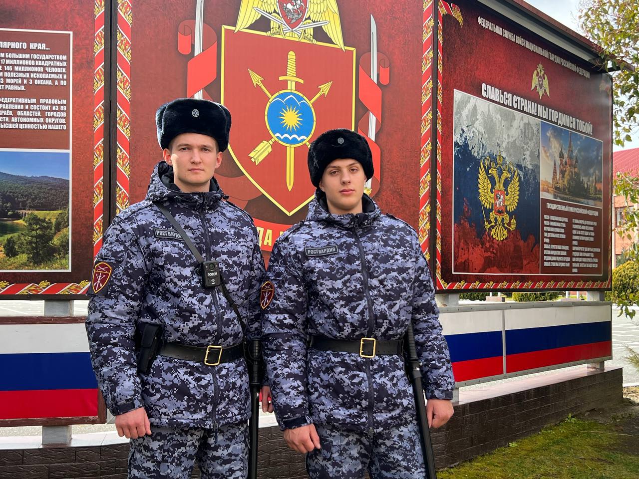 В Адлере росгвардейцы задержали неадекватного мужчину   Находясь на маршруте патрулирования, военнослужащие специального моторизованного полка Росгвардии рядовые Даниил С. и Александр Р. заметили мужчину, который вёл себя неадекватно и провоцировал прохожих.   Увидев патруль, он попытался скрыться, а затем - спровоцировать конфликт с представителями власти.   Росгвардейцы пресекли противоправные действия и передали нарушителя общественного порядка полиции.  #Росгвардия #ЮжныйОкруг #Сочи    Rosgvard_yo