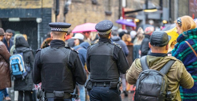 В Великобритании создадут новую полицейскую службу аналог ФБР Правительство Великобритании объявило о создании Национальной полицейской службы National Police Service NPS которая возьмет на себя борьбу с терроризмом мошенничеством и организованной преступностью Об этом 25 января сообщила министр внутренних дел Шабана Махмуд и назвала новую структуру британским ФБР NPS будет охватывать Англию и Уэльс но также сможет работать и на территории всей страны Создание новой структуры это часть серии полицейских реформ которые будут представлены в понедельник