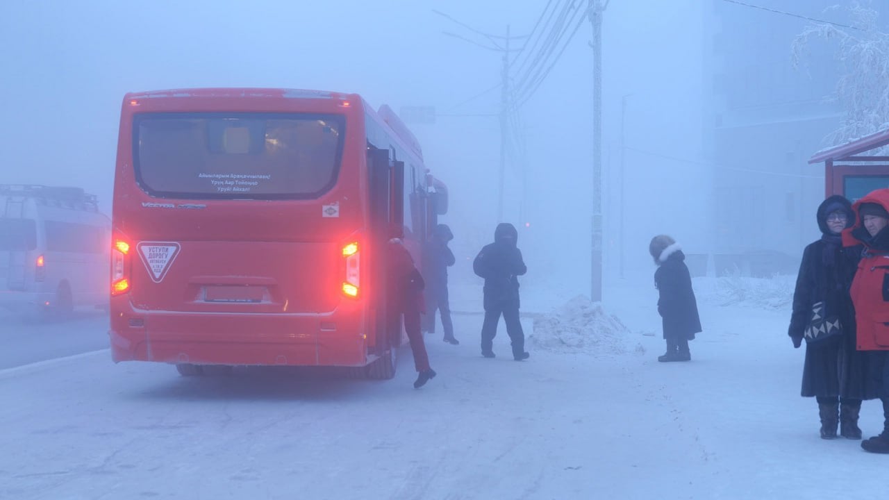 Еще 74 новых автобуса планируют закупить в Якутске  В настоящее время идут переговоры с государственной транспортной лизинговой компанией, чтобы определить условия покупки.  Мэр Якутска Евгений Григорьев подчеркнул, что важно создать комфортные условия для пассажиров и перевозчиков.