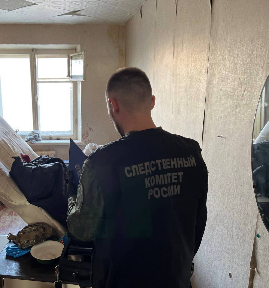 В Самаре завершено расследование уголовного дела в отношении местного жителя, обвиняемого в покушении на убийство и причинении телесных повреждений   Следователем следственного  отдела завершено расследование уголовного дела в отношении местного жителя, обвиняемого в совершении преступлений, предусмотренных ч. 1 ст. 115, ч. 3 ст. 30, ч. 1 ст. 105 УК РФ.  По версии следствия, в январе 2025 года подозреваемый, находясь у себя в квартире по месту жительства в состоянии алкогольного опьянения, в ходе ссоры со своей матерью по поводу его аморального поведения нанес ей несколько ударов кулаком по голове.  В феврале 2025 года в ходе распития спиртных напитков со своей знакомой нанес ей несколько ударов ножом по телу и ударил по голове табуретом. Довести свой преступный умысел, направленный на убийство, мужчина не смог в связи с тем, что потерпевшей была своевременно оказана помощь медицинскими сотрудниками, прибывшими по вызову матери обвиняемого.  Уголовное дело направлено в суд для рассмотрения по существу.