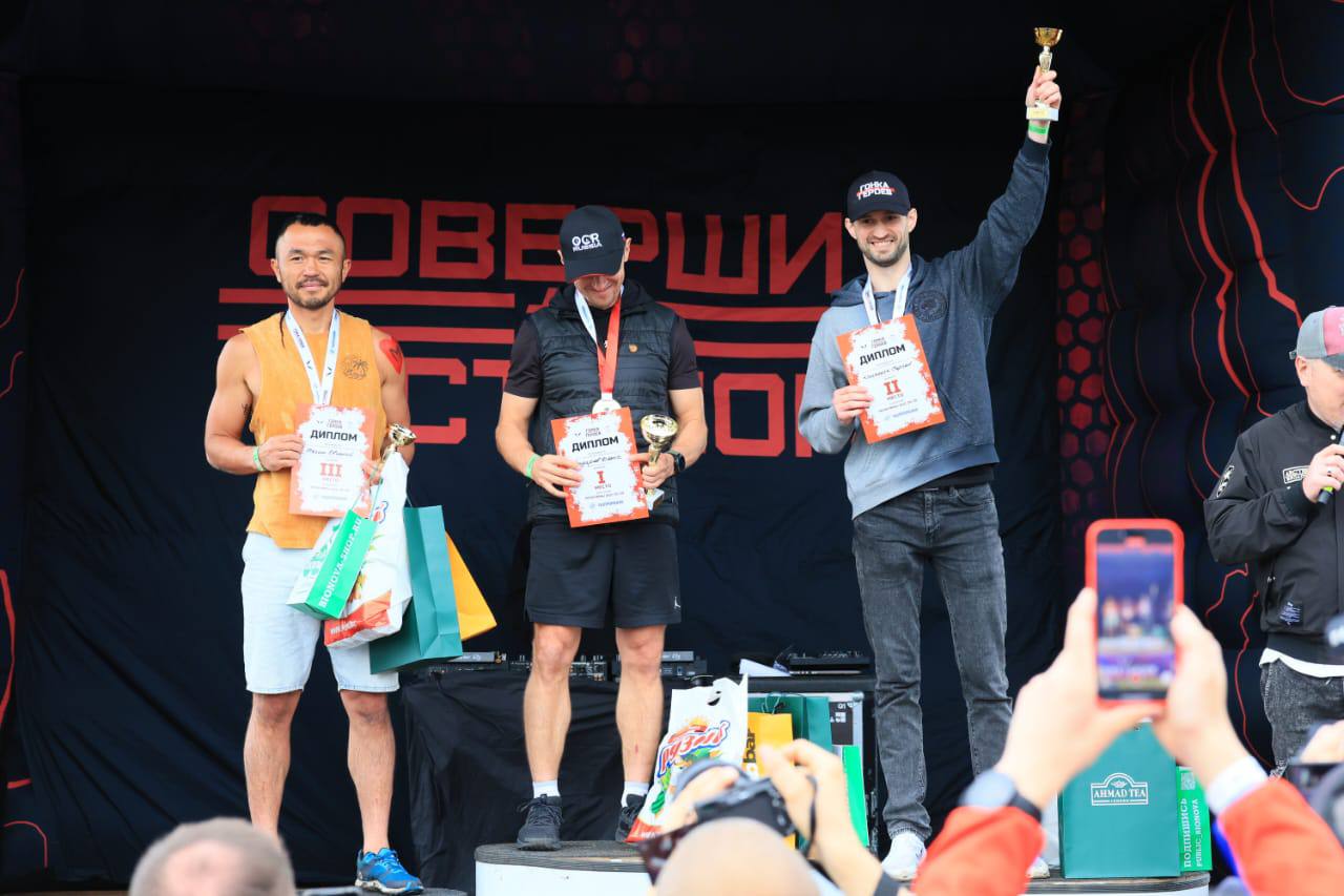 Находкинский спортсмен взял "бронзу" на "Гонке Героев" 6+ в Самаре Находкинец Евгений Телин прошел 25 испытаний, среди которых были стены, рукоходы, водные преграды. Напряженная борьба шла на протяжении всей трассы до последнего препятствия. «В Самаре организаторы добавили переход через болото. Пожалуй, это было самое тяжелое препятствие — там потратил очень много сил», — поделился Евгений после финиша. От второго места гонки находкинский спортсмен отстал всего на 4 секунды, а спортсмены, финишировавшие четвертым и пятым, проиграли ему около 30 секунд. Фото: NakhodkaMedia Прислать новость
