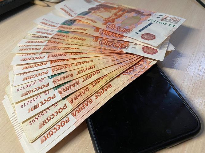 Бизнесмен из Ростова задолжал больше 40 миллионов рублей по алиментам  Мужчина скрывал свои доходы и не считал себя обязанным поддерживать детей, сообщили в пресс-службе регионального Управления ФССП РФ. Приставы выяснили, что он занимается предпринимательством. Затем арестовали его счета и запретили регистрировать автомобили и недвижимость, взыскали более шести миллионов.  После этих мер бизнесмен всё-таки решил передать матери своих детей имущество на сумму свыше 34 миллионов. Однако из-за того, что он слишком долго игнорировал закон, с него взыскали ещё почти три миллиона.