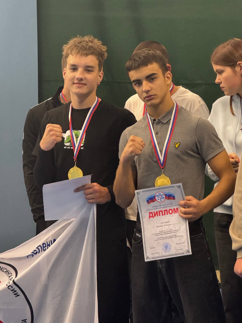 В городе Алчевск прошли Республиканские соревнования по кикбоксингу поинтфайтинг лайт контакт и К1 в рамках Дня народного единства Спортсмены МБУ ДО Старобельская ДЮСШ выступили с честью и показали высокий уровень подготовки Золото завоевали  Титаренко Матвей  Козлов Самир  Бондарь Олег  Волков Владимир Серебро  Сиротов Никита  Бахмут Данил  Могильный Станислав  Луганский Егор  Лиманский Данил  Алферов Николай  Волков Владимир Бронза  Дидусев Кирилл  Шепеленко Антон Поздравляю всех призёров вы показали характер дисциплину и силу воли Отдельная благодарность тренерам за труд и подготовку Не останавливайтесь Вперед только к новым победам Мы гордимся вами Кикбоксинг Старобельск ДеньНародногоЕдинства