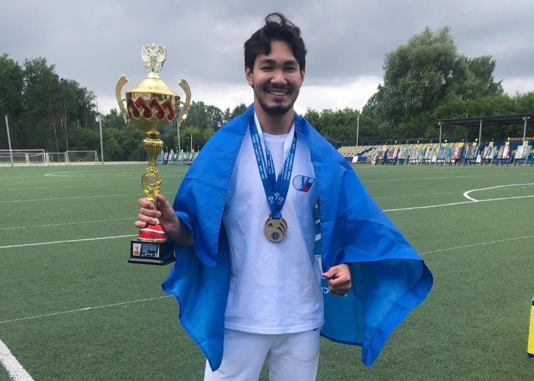 Якутянин одержал победу на чемпионате РФ по стрельбе из лука среди студентов Студент второго курса российского университета спорта «ГЦОЛИФК», выпускник Хангаласской ДЮСШ, ученик тренера Михаила Алексеева Владислав Васильев отличился на всероссийских соревнованиях по стрельбе из лука среди студентов в Новосибирске. Подробнее читайте по ссылке Фото: предоставлено региональной федерацией стрельбы из лука Якутии