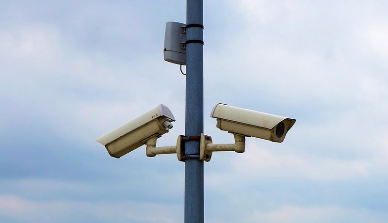 В Вологодской области перевыполнили план по установке дорожных камер В прошлом году их установили 200 штук на региональных и федеральных трассах таким образом их стало 296 Комплексы работают круглосуточно и фиксируют превышение скорости выезд на встречку и пересечение сплошной линии непристегнутые ремни Кроме того на дороги выехали автомобили без опознавательных знаков с установленными комплексами видеофиксации нарушений Также в прошлом году в регионе смонтировали 22 шериф балки смонтировали 4 3 км барьерных ограждений и 10 5 км ограждений от диких животных Меры направлены на снижение аварийности Напоминаем что сами водители также могут сообщить о нарушителях Для этого можно позвонить по телефону 112 написать в чат бот region 35 bot в Телеграм или отправить сообщение в группу Вконтакте Дорожный стражник