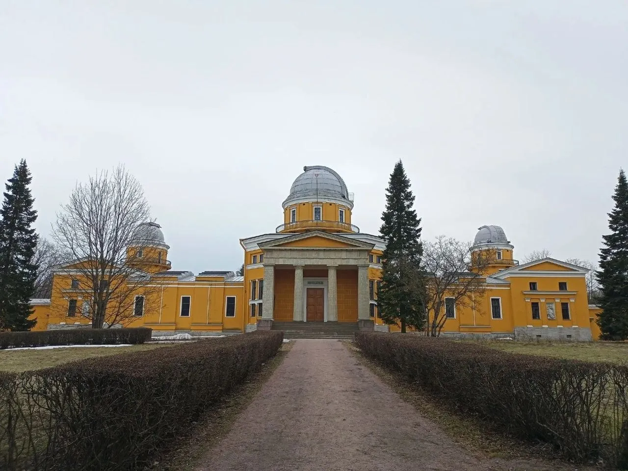 Пулковская обсерватория пострадала при атаке БПЛА Остекление зданий Пулковской обсерватории повреждено ударной волной от сбитых БПЛА Также пострадали двери и котельная сообщает ТАСС со ссылкой на заместителя директора по организационным вопросам учреждения Татьяну Борисевич Она отметила что ущерб нанесен четырем объектам обсерватории В настоящий момент сотрудники учреждения пытаются собственными силами устранить повреждения восстановить остекление и двери Глава администрации Московского района Санкт Петербурга по словам Борисевич пообещал оказать поддержку в проведении восстановительных работ ВКонтакте Экскурсионное бюро Пулковской обсерватории Telegram Max