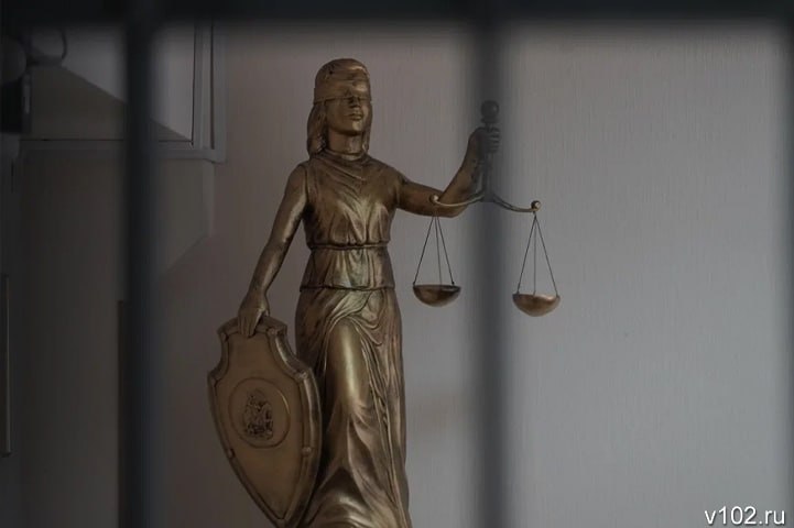 Волжанку осудят за двухмесячные истязания новорожденной дочери В Волжском правоохранители завершили расследование уголовного дела в отношении местной жительницы. Как удалось установить следователям, женщина в январе 2024 года родила девочку, которую затем в течение двух месяцев сознательно морила голодом. - Практически сразу после выписки из медицинского учреждения женщина отказалась надлежащим образом исполнять родительские обязанности. Уже с первого месяца жизни младенца она систематически оставляла его без присмотра и необходимого ухода: не обеспечивала ребенка питанием, средствами гигиены, своевременной медицинской помощью при заболеваниях, - сообщили журналистам в СУ СК России по Волгоградской области. Кроме того, волжанка регулярно уходила в запой в период вскармливания ребёнка грудным молоком. В результате действий нерадивой мамаши здоровью ребёнка был нанесён серьёзный ущерб. Подробнее