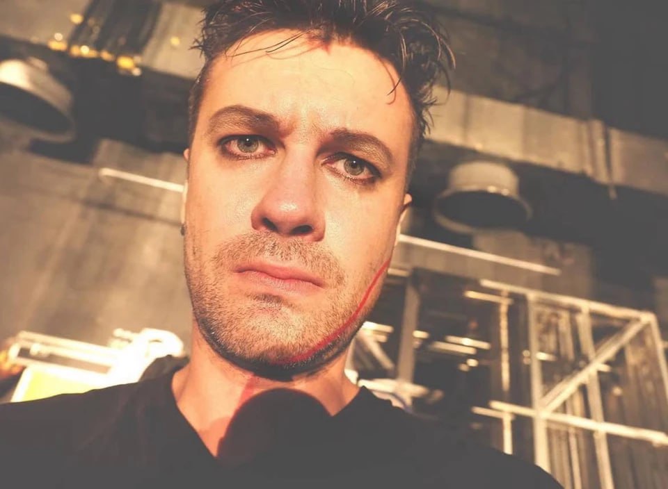 Актера из Улиц разбитых фонарей подозревают в создании детской порнографии Владимир Колганов Улиц разбитых фонарей Тайны следствия и Морские дьяволы публиковал в Интернете и даркнете фотографии обнаженных детей которым было 1 2 года Сам 47 летний Колганов свою вину категорически отрицает Вместе с Колгановым задержан и его знакомый 52 летний предприниматель Евгений Кириллов Как полагает следствие еще в 2015 году мужчины могли совместно снимать материал порнографического характера с участием ребенка и опубликовали его в Сети Материалы они хранили в Сети вплоть до обнаружения их сотрудниками правоохранительных органов KP RU изучила соцсети артиста и выяснила  Фотографии с обнаженными детьми у Колганова начали появляться еще в 2007 году Они были системными и дети на фотографиях были разные  Среди фото с голым ребенком есть не только сам артист но и его друг который также открыто демонстрирует половые органы ребенка Что удивительно такие снимки активно комментировали знакомые актера не обращая внимания на то что там изображено  Еще у актера на странице можно найти и обычную порнографию которую он тоже активно публиковал  Родственники и друзья Владимира Колганова от комментариев отказались  UPD Колганова арестовали на 2 месяца до 17 января 2026 года Подписаться на truekpru Читать нас в MAX