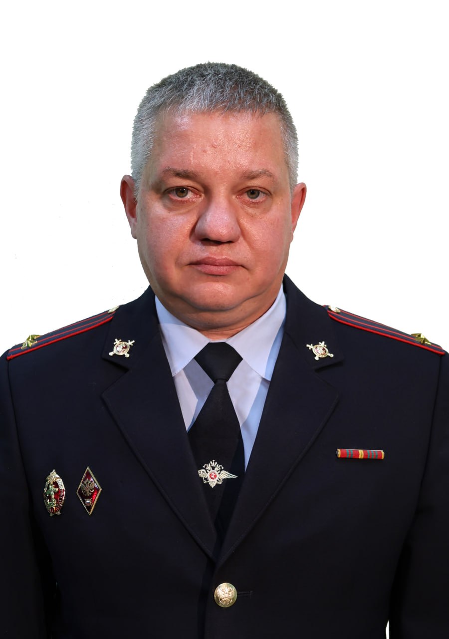 О кадровых изменениях в ГУ МВД России по Саратовской области  Сегодня в ходе оперативного совещания в режиме видеоконференцсвязи с территориальными органами МВД России на районном уровне начальник ГУ МВД России по Саратовской области генерал-лейтенант полиции Николай Ситников представил личному составу подполковника полиции Сергея Щипкова, который назначен на должность начальника Управления по обеспечению охраны общественного порядка и координации взаимодействия с органами исполнительной власти субъектов Российской Федерации и органами местного самоуправления ГУ МВД России по Саратовской области.  Справочно:  Щипков Сергей Александрович родился 7 октября 1981 года. В 2004 году с отличием окончил Саратовский юридический институт МВД России. В том же году поступил на службу в органы внутренних дел. Занимал различные должности по линии охраны общественного порядка в ГУ МВД России по Саратовской области. В 2011 году перешел на службу в МУ МВД России «Энгельсское» - был назначен заместителем начальника центра по исполнению административного законодательства. С 2013 года возглавил отдел участковых уполномоченных полиции и по делам несовершеннолетних МУ МВД России «Энгельсское», в 2018 году был назначен заместителем начальника полиции по охране общественного порядка МУ МВД России «Энгельсское».