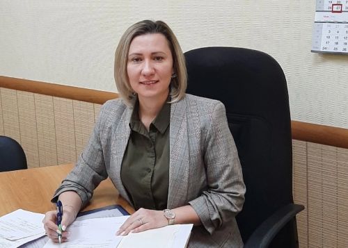 В администрации Лысьвы начались кадровые перестановки После смены власти в администрации Лысьвенского округа начались кадровые перестановки в мэрии Должность исполняющего обязанности заместителя главы Лысьвы по инфраструктуре заняла Татьяна Шумкова на фото пишет местная газета Искра Она заняла этот пост после того как его по собственному желанию покинул Сергей Киселев Напомним в мае покинул должность главы Лысьвы Никита Федосеев